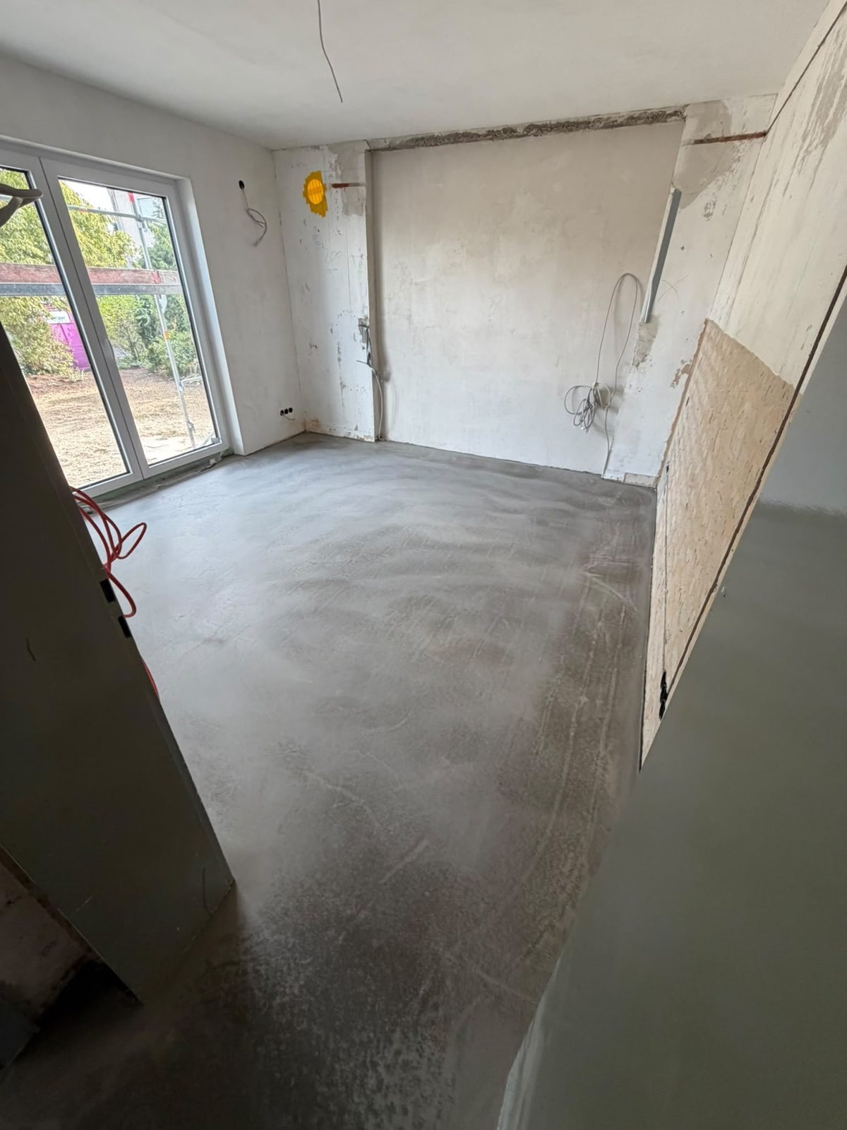 Zimmer mit vorbereiteter Estrichfläche für den neuen Bodenbelag